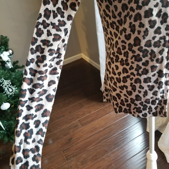 Animal print scoop neck button down cardigan - Picture 2 of 7